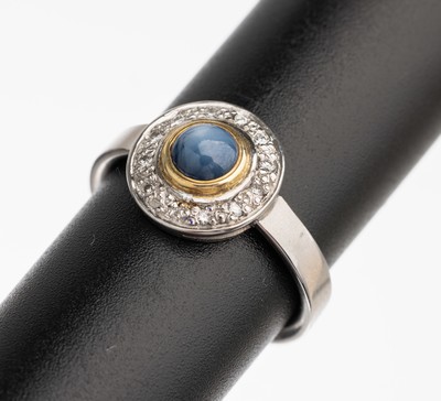 14 kt Gold Saphir Brillant Ring, WG/GG 585/000, in GG gefasster Sternsaphircabochon ca. 0.80 ct, umgeben von 12 Brillanten zus. ca. 0.07 ct ...