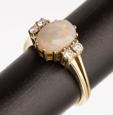 14 kt Gold Opal Brillant Ring, GG 585/000, mittig ovaler Opalcabochon ca. 1.30 ct Farbspiel in Rot und Gelb, 4 Brillanten zus. ca. 0.20 ct Weiß/si, ...