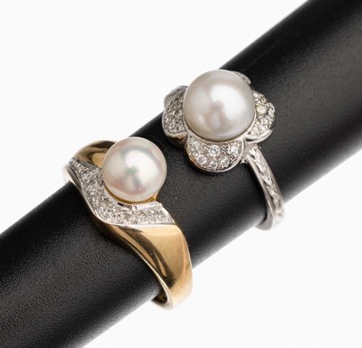 Konvolut 2 14 kt Gold Brillant-Perle-Ringe, 1 x WG 585/000, 12 Zuchtperle Durchm. ca. 7.6 mm, 24 Brillanten zus. ca. 0.13 ct Weiß/si, RW 52; 1 x GG ...