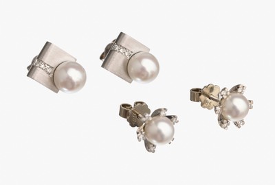 Konvolut 2 Paar 14 kt Gold Brillant-Zuchtperl-Ohrstecker, WG 585/000, 1x AkoyazuchtperlenD. ca. 6.4 mm, umgeben von insg. 12 8/8- Diamanten zus. ca. ...