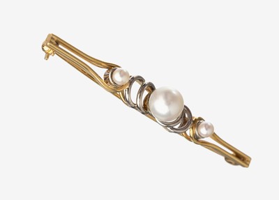 14 kt Gold Zuchtperl Brosche, GG/WG 585/000, mittig weiße Zuchtperle ca. 6.3 mm, 2 weitere weiße Zuchtperlen ca. 2 mm, ca. 7.9 g