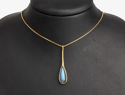 18 kt Gold Labradorith Anhänger, GG 750/000, tropfenf. Labradorithcabochon ca. 5.0ct, an Kette, L. ca. 40 cm, Karabinerschließe,ca. 6.6 g