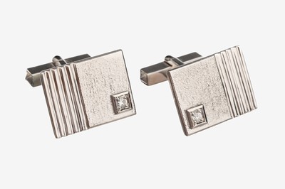 Paar 14 kt Gold Brillant Manschettenknöpfe, WG 585/000, sat. und gerillt, 2 Brillanten zus. ca. 0.10 ct Weiß/vs, ca. 17.4 g