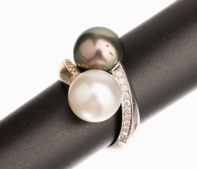 18 kt Gold Zuchtperl-Brillant-Ring, GG/WG 750/000, asymm. Ringschiene, Tahiti- und Südseezuchtperle, D. ca. 11 mm, 22 Brillanten zus. ca. 0.22 ct ...