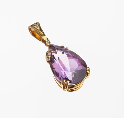 18 kt Gold Amethyst Diamant Anhänger, GG 750/000, Amethysttropfen ca. 5.0 ct, 2 kl. 8/8-Diamanten zus. ca. 0.02 ct Weiß/si, L. ca. 3 cm, ca. 4.5 g