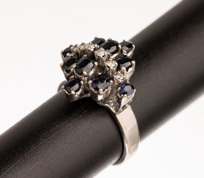 14 kt Gold Saphir-Diamant-Ring, WG 585/000,10 ovalfacett. Saphire zus. ca. 1.0 ct, 6 Diamanten zus. ca. 0.06 ct Weiß/pi, hoch aufgebaut, RW 55, ca. ...