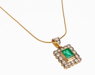 14 kt Gold Smaragd-Diamant-Anhänger, GG 585/000, facett. Smaragd im Emerald-Cut ca. 1.20 ct, 18 Diamanten zus. ca. 0.54 ct Weiß/si-pi, an GG ...