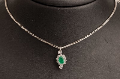 14 kt Gold Smaragd-Diamant-Collier, WG 585/000, ovalfacett. Smaragd ca. 0.30 ct, 12 Diamanten zus. ca. 0.30 ct Weiß/si, an Kette L. ca. 40 cm, ca. ...