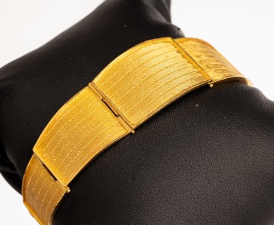 22 kt Gold Armband, GG 916/000, total ca. 38.7 g, 9 Glieder im Verlauf mit strukt. gebogener Oberfläche, L. ca. 18 cm, Kastenschloß mit ...
