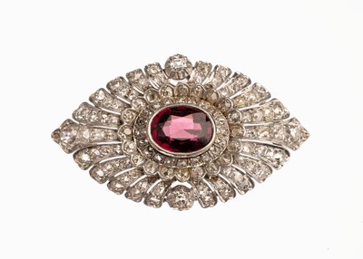 14 kt Gold Granat-Diamant-Brosche, GG 585/ 000, rhod., mittig ein ovalfacett. Granat ca. 4.2 ct, umgeben von 127 Altschliffdiamanten zus. ca. 8.4 ct ...