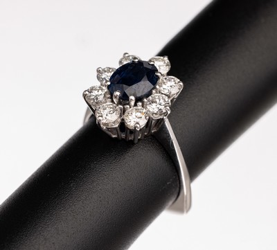 18 kt Gold Saphir-Brillant-Ring, WG 750/000ovalfacett. Saphir ca. 2.0 ct, umgeben von 8 Brillanten zus. ca. 1.60 ct feines Weiß/si, RW58, ca. 5.4 g