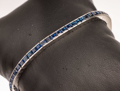 18 kt Gold Saphir-Armband, WG 750/000, 56 Saphircarrees zus. ca. 7.00 ct, L. ca. 18.5 cm, Kastenschloß mit Sicherheits- bügel, ca. 27.3 g