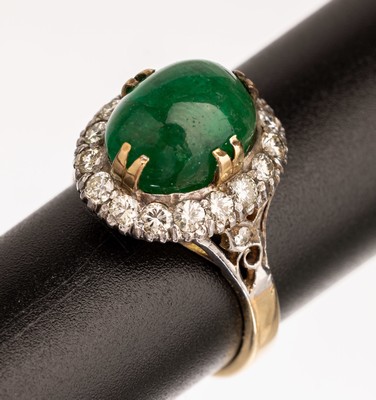 14 kt Gold Smaragd-Brillant-Ring, GG/WG 585/000, Unterkaderung, durchbrochen gearbeitet, min. besch., Smaragdcabochon ca. 3.70 ct umgeben von 17 ...