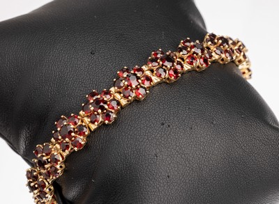 14 kt Gold Granat-Armband, GG 585/000, rundfacett. Granate, Glieder in Blütenform, L. ca.18 cm, Kastenschloß mit Sicherheitskettchen, ca. 25.7 g,