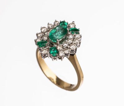 18 kt Gold Smaragd Brillant Ring, GG/WG 750/000, ovalfacett. Smaragd ca. 0.90 ct, 4 weitere ovalfacett. Smaragde zus. ca. 0.30 ct, 20 weitere ...