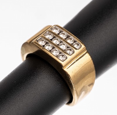 9 kt Gold Brillant-Ring, GG 375/000, 12 Brillanten zus. ca. 0.48 ct Weiß/si, RW 57, ca. 9.7 g
