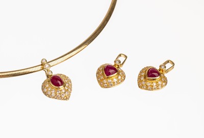 18 kt Gold Rubin-Diamant-Schmuckset, an 14 kt Gold Halsreif, GG 750/000 und 585/000, best. aus: Anhänger mit Halsreif und Paar Ohrcreoleinhänger, ...