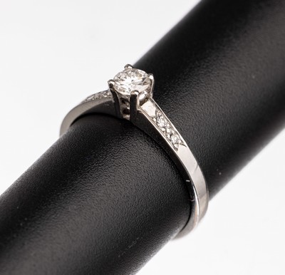 14 kt Gold Diamant-Ring, WG 585/000, 1 Brillant ca. 0.25 ct feines Weiß/vs, 4 8/8- Diamanten zus. ca. 0.04 ct Weiß/si, total ca. 2.2 g, RW 54