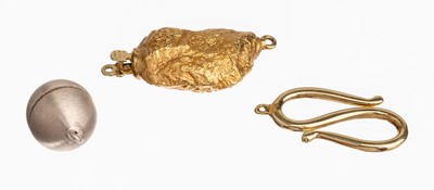 Konvolut 3 14 kt Gold Kettenschließen, GG/WG 585/000, 1x GG, in Nuggetform, 1 x GG in S Form, 1 x WG, Kugelmagnetschließe, ca. 6.7 g