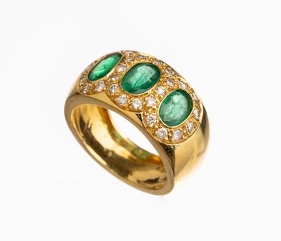 14 kt Gold Smaragd-Diamant-Ring, GG 585/000, 3 ovalfacett. Smaragde zus. ca. 3.0 ct, 26 Diamanten zus. ca. 0.52 ct Weiß/si, RW 58, ca. 15.6 g