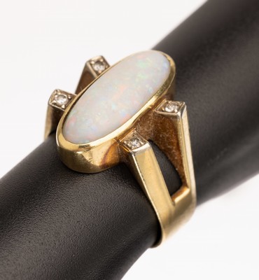 14 kt Gold Opal-Diamant-Ring, GG 585/000, ovaler Opalcabochon mit orange-blau-grünem Farbspiel, ca. 3.40 ct, 4 8/8-Diamanten zus. ca. 0.08 ct ...