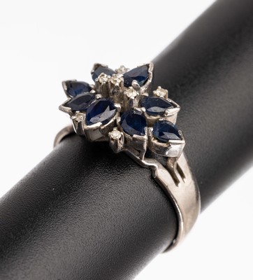 18 kt Gold Saphir-Diamant-Ring, WG 750/000,8 facett. Saphirtropfen zus. ca. 0.80 ct in mehreren Ebenen gefasst, 7 8/8-Diamanten zus. ca. 0.03 ct ...