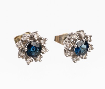 Paar 14 kt Gold Saphir-Diamant-Ohrstecker, WG 585/000, je mit einem rundfacett. Saphir zus. ca. 1.10 ct umgeben von je 8 Diamanten zus. ca. 0.08 ct ...