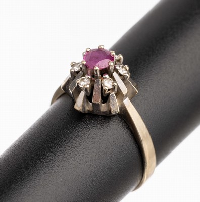 14 kt Gold Rubin-Diamant-Ring, WG 585/000, rundfacett. Rubin ca. 0.30 ct erhaben gefasst,6 Diamanten zus. ca. 0.18 ct Weiß/si, RW 60, ca. 4.1 g, ...