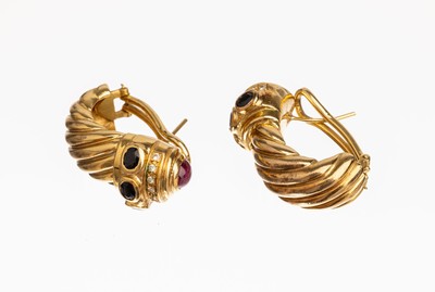 18 kt Gold Saphir-Rubin-Diamant-Ohrstecker, GG 750/000, besetzt mit je 3 ovalfacett. Saphire zus. ca. 1.20 ct, je einem runden Rubincabochon zus. ca. ...