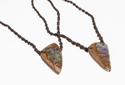 Boulder-Opal-Paar, jeweils in Multistring- Collier verarbeitet, Collier besteht aus geflochtenen Polyesterfäden, Boulder-Opale mit schönem ...