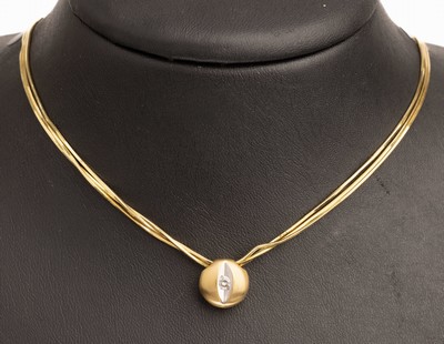 18 kt Gold Brillant Anhänger, GG/WG 750/ 000, fein sat., mittiger Brillant ca. 0.05 ct Weiß/si, an 3-rhg. Kette, L. ca. 41 cm, Karabinerschließe, ...