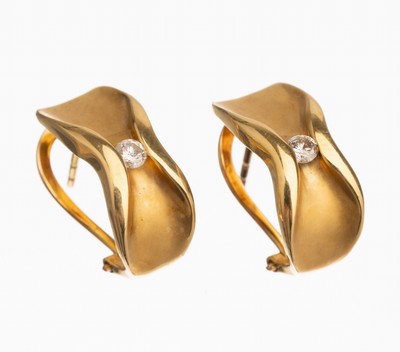 Paar 18 kt Gold Brillant Ohrstecker, GG 750/000, z.T. sat. und pol., mit 2 Brillanten zus. ca. 0.09 ct (grav.) Weiß/si, ca. 8.3 g