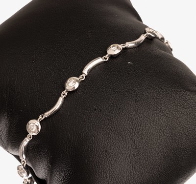 18 kt Gold Brillant-Armband, WG 750/000, wellenförmig, 8 Brillanten zus. ca. 0.40 ct Weiß/si, L. ca. 17.8 cm, Karabinerschließe, ca. 8.7 g