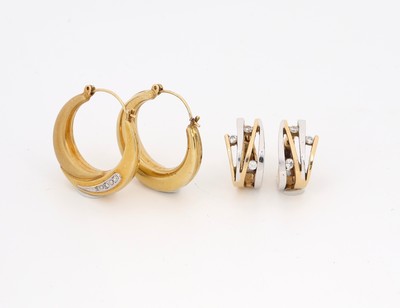 Konvolut 2 Paar 14 kt Gold Ohrcreolen, 1 x GG/WG, Klappcreolen, 1 x GG, D ca. 1.6 cm, beide mit kl. Diamantbesatz, ca. 8.9 g