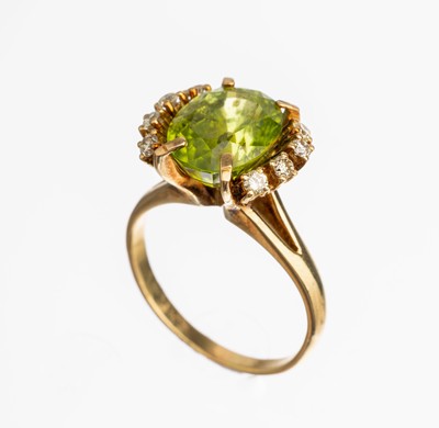 18 kt Gold Peridot Ring, GG 750/000, ovalfacett. Peridot ca. 5.0 ct, Brillanten zus. ca. 0.35 ct l.get.Weiß/si, RW 60, ca. 8.2 g