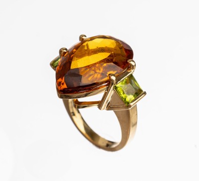 18 kt Gold Farbstein Ring, GG 750/000, facett. Citrintropfen ca. 20.0 ct, 2 facett. Peridotcarrees zus. ca. 3.0 ct, RW 54, ca. 17.5 g