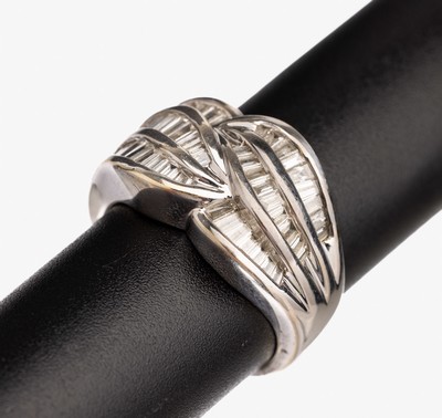 18 kt Gold Diamant-Ring , WG 750/000, 3- reihig verschlungen gearbeitet, bes. mit Diamantbaguettes zus. ca. 2,50 ct Weiß/si, RW 54, ca. 11,2 g