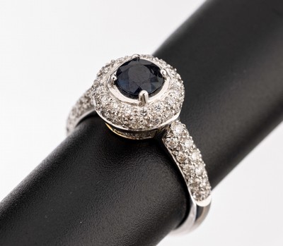 18 kt Gold Saphir Diamant Ring, WG 750/000, rundfacett. Saphir ca. 0.70 ct, Brillanten und Diamant-Baguettes zus. ca. 1.30 ct Weiß/si, ...