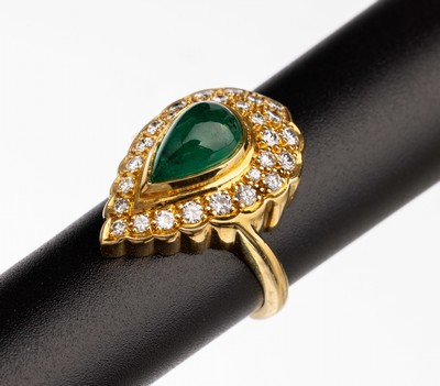 18 kt Gold Smaragd Diamant Ring, GG 750/000, Smaragd-Cabochon in Tropfenform ca. 1.85 ct, Brillanten zus. ca. 0.72 ct Weiß/si, total ca. 8.8 g, RW ...