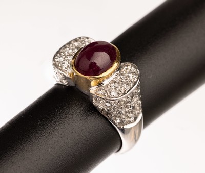 18 kt Gold Rubin Brillant Ring, GG/WG 750/000, mittig ovaler Rubincabochon in GG gefasst ca. 3.80 ct Brillanten zus. ca. 1.66 ct Weiß/si, RW 55, ...