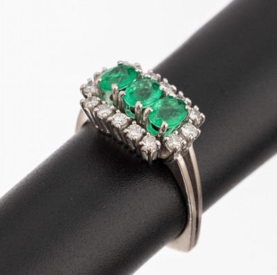 18 kt Gold Smaragd-Brillant-Ring , WG 750/000, 3 ovalfacett. Smaragde zus. ca. 0.75 ct, 14 Brillanten zus. ca. 0.50 ct Weiß/si, RW56.5, ca. 5.2 g
