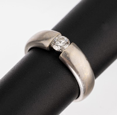 14 kt Gold Brillant-Ring, WG 585/000, in Spannringoptik, Brillant ca. 0.25 ct Weiß/p, RW 54.5, ca. 5.1 g