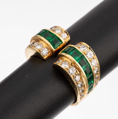 18 kt Gold Smaragd-Brillant-Ring, GG 750/000, 14 Smaragd-Carrees zus. ca. 1.0 ct, 28 Brillanten zus. ca. 0.70 ct Weiß/si, RW 54,ca. 7.7 g