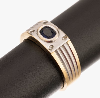 18 kt Gold Saphir-Ring, GG/WG 750/000, Mittelteil mit WG Auflage, mit einem oval- facett. Saphir, RW 63, ca. 8.9 g