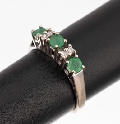 14 kt Gold Smaragd-Diamant-Ring, WG 585/ 000, bes. mit 3 rundfacett. Smaragden, 4 8/8- Diamanten zus. ca. 0.08 ct (grav.)/Weiß/p, RW 52, ca. 2.1 g