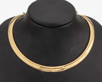 14 kt Gold Halsreif, GG 585/000, fein pol. und z.T. grav., L. ca. 40 cm, Kastenschloss mit Sicherheitsacht, ca. 55.4 g
