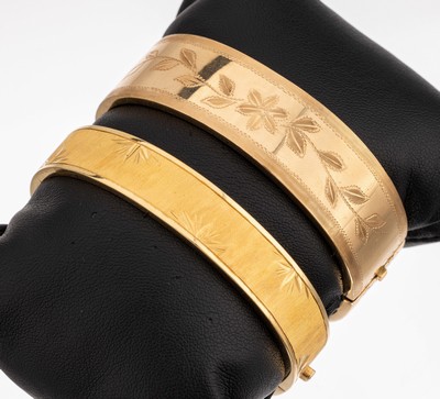 2 18 kt Gold Armreife, ca. 750/000, fein sat. und floral grav., D. ca. 6 x 5.2 cm, versch. Breiten, ca. 71.7 g
