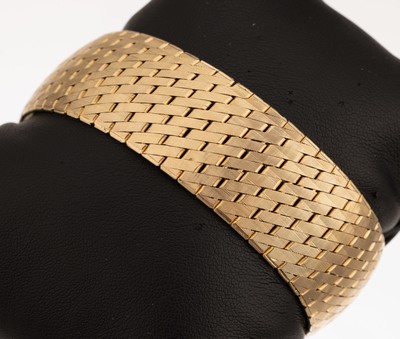 14 kt Gold Armband, GG 585/000, Band fein sat., B. ca. 2.8 cm, L. ca. 19.5 cm,Kastenschloss mit 2 Sicherheitsachten, ca. 54.6 g