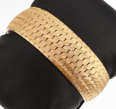 18 kt Gold Armband, GG 750/000, Band fein sat. und rs. pol., B. ca. 2.5 cm, L. ca. 19 cm, Kastenschloss mit 2 Sicherheitsachten, ca.61.7 g
