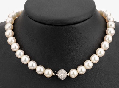 Perl-Collier mit 18 kt Gold Diamant-Schließe, 44 weiße Zuchtperlen ca. 8.6 mm, feines Lüster, Kugelschließe WG 750/000 mit 8/8- Diamanten zus. ...